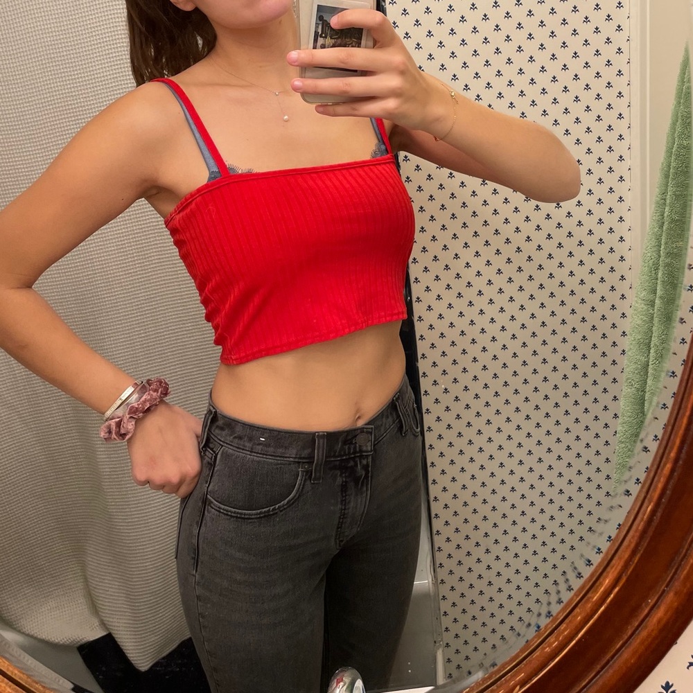Cropped Red Tank - Picture 2 of 2